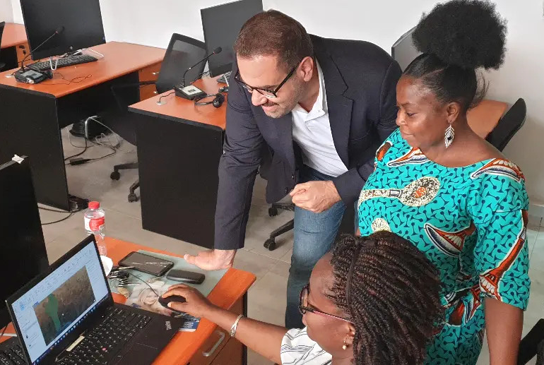 Dr Sarchil Qader assisting training workshop participants in Benin