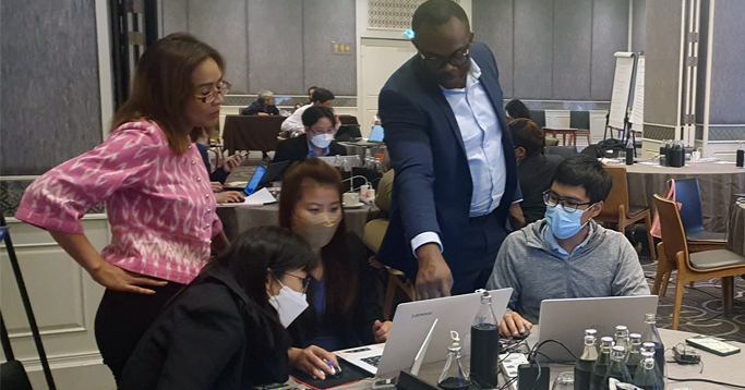 Photo of Dr Chris Nnanatu guiding learners at TNSO workshop, 2022.