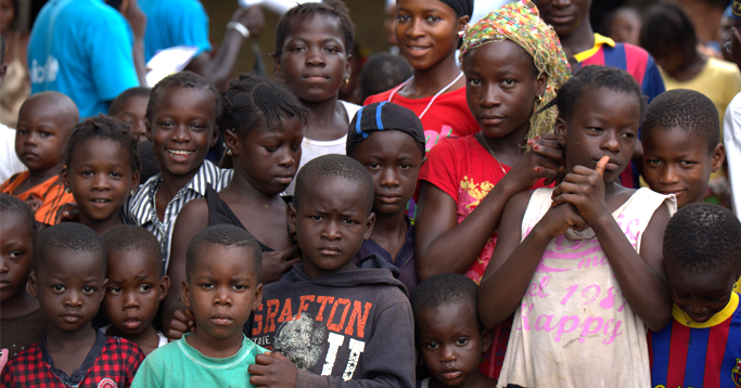 Photo of Children of Matam, Conakry listen to UNICEF explain the current outbreak of Ebola and the ways to stop the spread