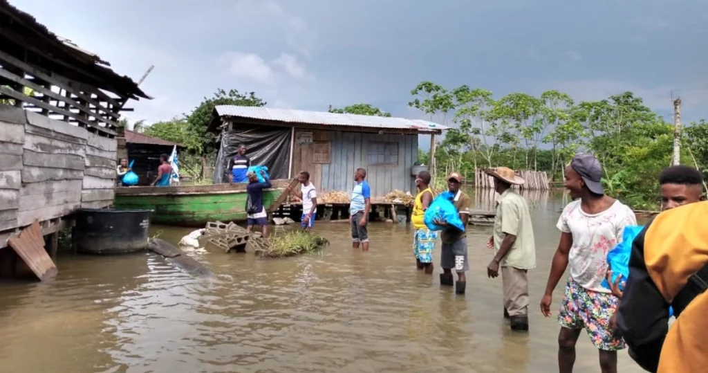 Photo of people helping to recover after hurricanes ETA and IOTA