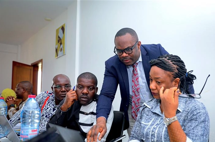 Photo of Dr Chris Nnanatu supporting workshop participants.