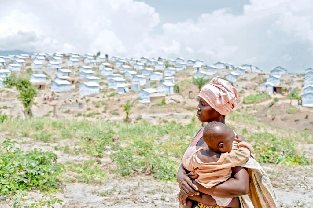 Photo of woman and child at Lusenda camp, DRC