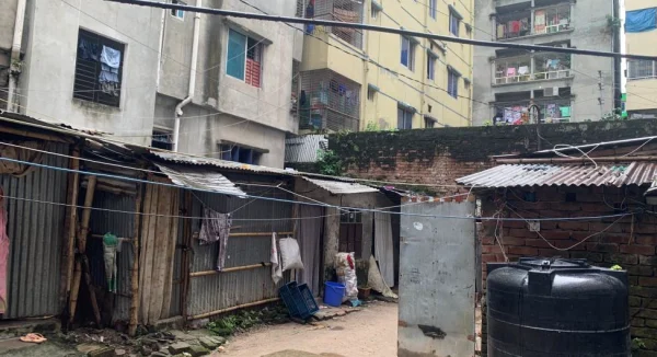 Photo of street scene in Dhaka, Bangladesh