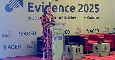 Photo of Dr Jessica Espey, Deputy Director (Research) delivering the Day 2 keynote address at Evidence25, Cotonou, Benin
