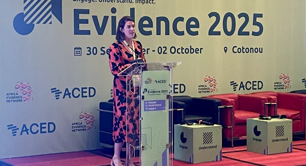 Photo of Dr Jessica Espey, Deputy Director (Research) delivering the Day 2 keynote address at Evidence25, Cotonou, Benin