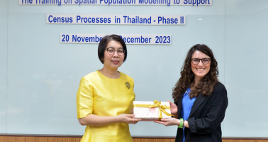 Dr Wuttisorn presents a gifts to Dr Garavito